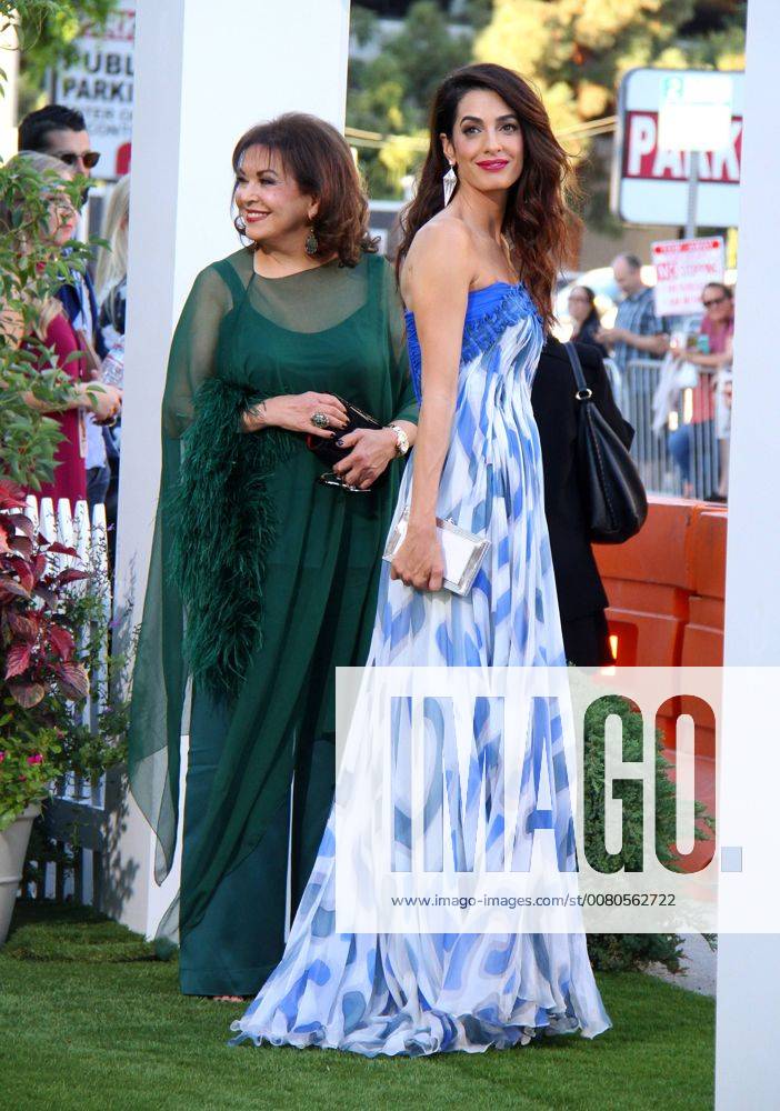 Premiere du film Suburbicon a Los Angeles. 22 October 2017 - Los Angeles, California - Amal Clooney with mother Baria Alamuddin. Suburbicon Premiere held at the Regency Village Theatre in Los Angeles. Photo Credit: AdMedia 221694 AdMedia Starface 2017-10-22 CA Los Angeles Etats-Unis