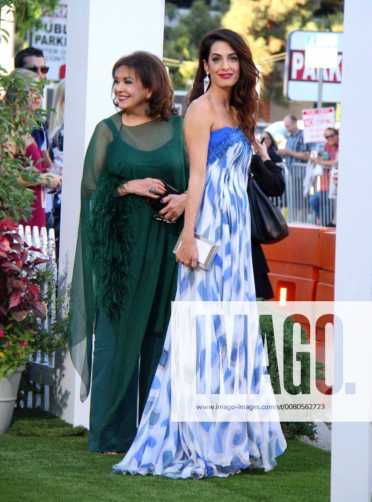 Premiere du film Suburbicon a Los Angeles. 22 October 2017 - Los Angeles, California - Amal Clooney with mother Baria Alamuddin. Suburbicon Premiere held at the Regency Village Theatre in Los Angeles. Photo Credit: AdMedia 221694 AdMedia Starface 2017-10-22 CA Los Angeles Etats-Unis