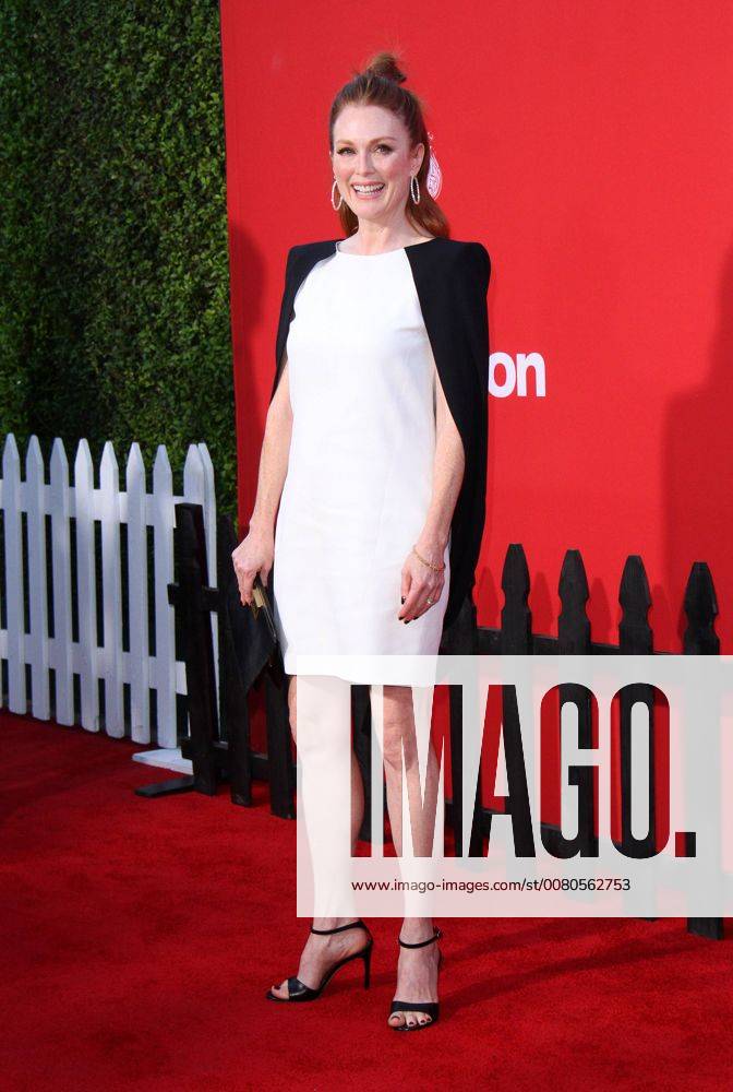 Premiere du film Suburbicon a Los Angeles. 22 October 2017 - Los Angeles, California - Julianne Moore. Suburbicon Premiere held at the Regency Village Theatre in Los Angeles. Photo Credit: AdMedia 221694 AdMedia Starface 2017-10-22 CA Los Angeles Etats-Unis