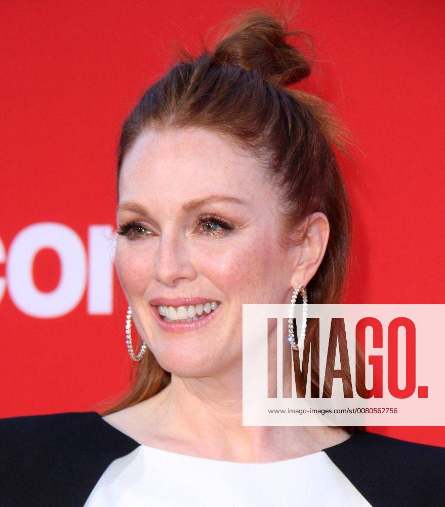 Premiere du film Suburbicon a Los Angeles. 22 October 2017 - Los Angeles, California - Julianne Moore. Suburbicon Premiere held at the Regency Village Theatre in Los Angeles. Photo Credit: AdMedia 221694 AdMedia Starface 2017-10-22 CA Los Angeles Etats-Unis