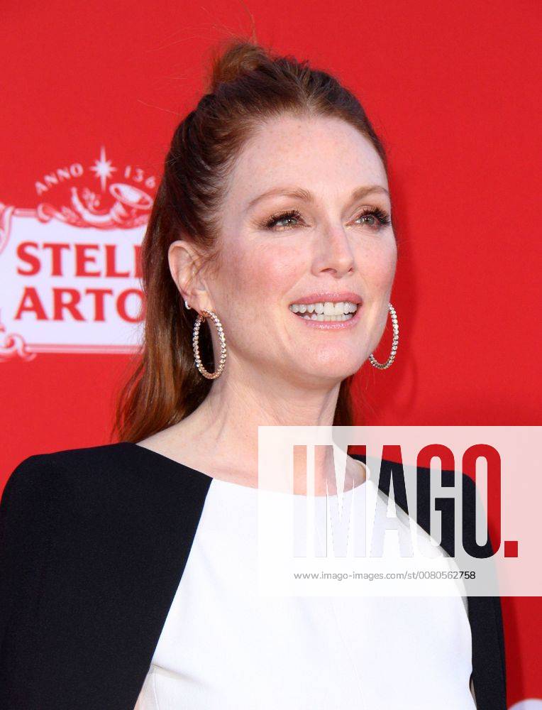 Premiere du film Suburbicon a Los Angeles. 22 October 2017 - Los Angeles, California - Julianne Moore. Suburbicon Premiere held at the Regency Village Theatre in Los Angeles. Photo Credit: AdMedia 221694 AdMedia Starface 2017-10-22 CA Los Angeles Etats-Unis