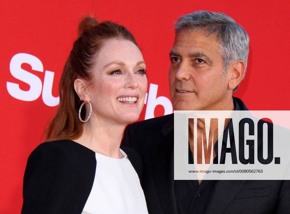 Premiere du film Suburbicon a Los Angeles. 22 October 2017 - Los Angeles, California - Julianne Moore and George Clooney. Suburbicon Premiere held at the Regency Village Theatre in Los Angeles. Photo Credit: AdMedia 221694 AdMedia Starface 2017-10-22 CA Los Angeles Etats-Unis