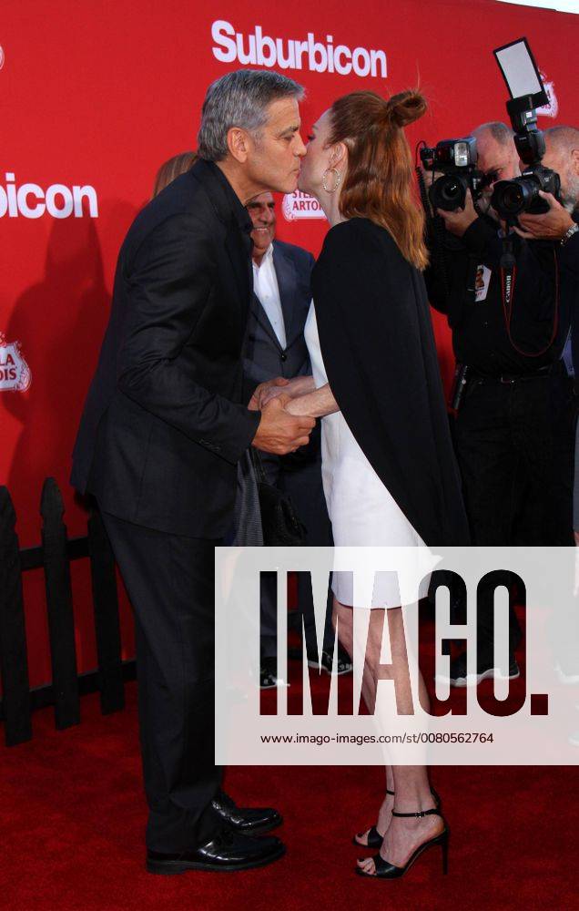 Premiere du film Suburbicon a Los Angeles. 22 October 2017 - Los Angeles, California - Julianne Moore and George Clooney. Suburbicon Premiere held at the Regency Village Theatre in Los Angeles. Photo Credit: AdMedia 221694 AdMedia Starface 2017-10-22 CA Los Angeles Etats-Unis