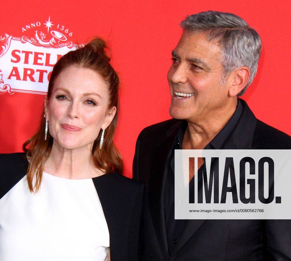 Premiere du film Suburbicon a Los Angeles. 22 October 2017 - Los Angeles, California - Julianne Moore and George Clooney. Suburbicon Premiere held at the Regency Village Theatre in Los Angeles. Photo Credit: AdMedia 221694 AdMedia Starface 2017-10-22 CA Los Angeles Etats-Unis