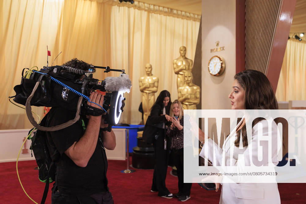 A reporter from Australia files a report during preparations on the Red Carpet on Saturday March 1, 2025 at the Dolby Theater in Los Angeles, California for the upcoming 97th Academy Awards. JAVIER ROJAS PI Hollywood USA - ZUMAp124 20250301_zaa_p124_006