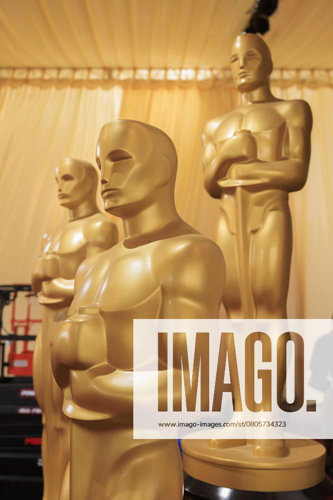 Oscar statuettes are position in preparations on the Red Carpet on Saturday March 1, 2025 at the Dolby Theater in Los Angeles, California for the upcoming 97th Academy Awards. JAVIER ROJAS PI Hollywood USA - ZUMAp124 20250301_zaa_p124_009