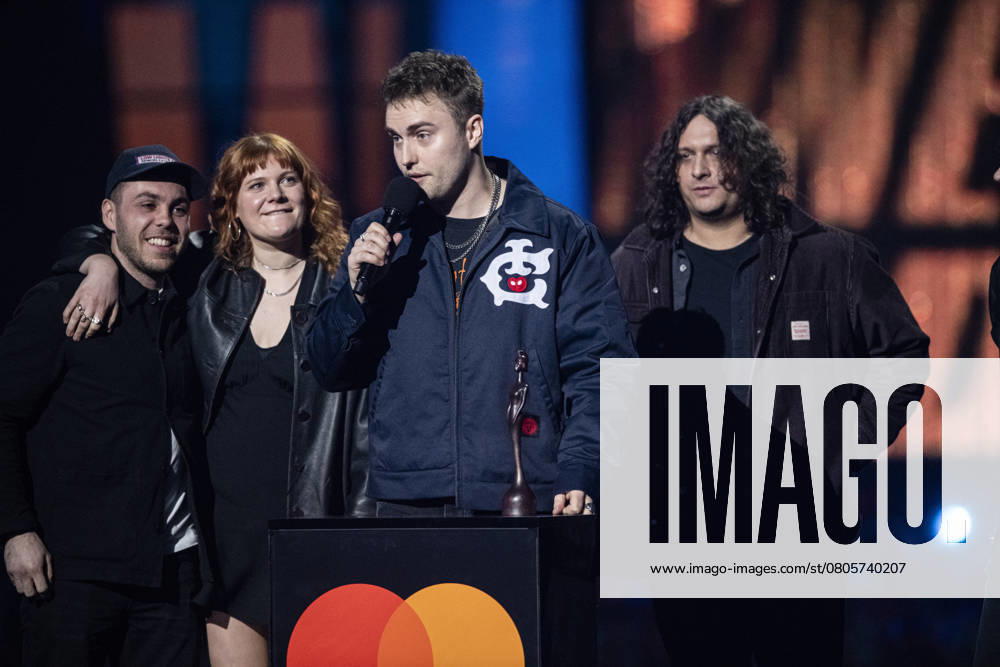Sam Fender being presented the BRIT Award for Alternative Rock Artist at the 2025 BRIT Awards at The O2 Arena, London on 1 March 2025 Sam Fender being presented the BRIT Award for Alternative Rock Artist at the 2025 BRIT Awards at The O2 Arena, London on 1 March 2025 Sam Fender is an English singer, songwriter, and musician. Fender discovered his passion for music during his teenage years and released several singles independently beginning in ˜17. His sound relies primarily on his traditional American musical upbringing combined with a British rock sensibility. He is known for his high tenor voice and Geordie accent. Recognised for his songwriting style, Fender is the recipient of two Brit Awards., Credit:Dafydd Owen Avalon The O2, Gr