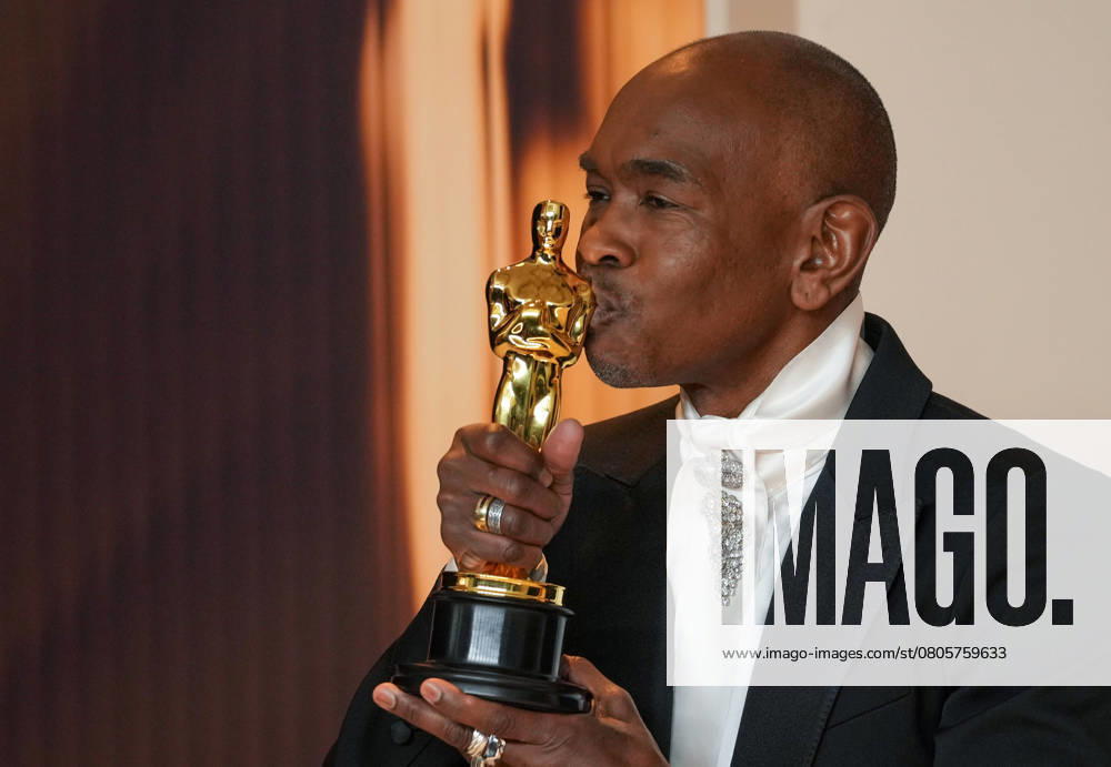 Paul Tazewell of Wicked celebrates his Oscar for best costume design during the 97th Academy Awards in the Hollywood section of Los Angeles on Sunday, March 2, 2025. LAP20250302112 PATxBENIC