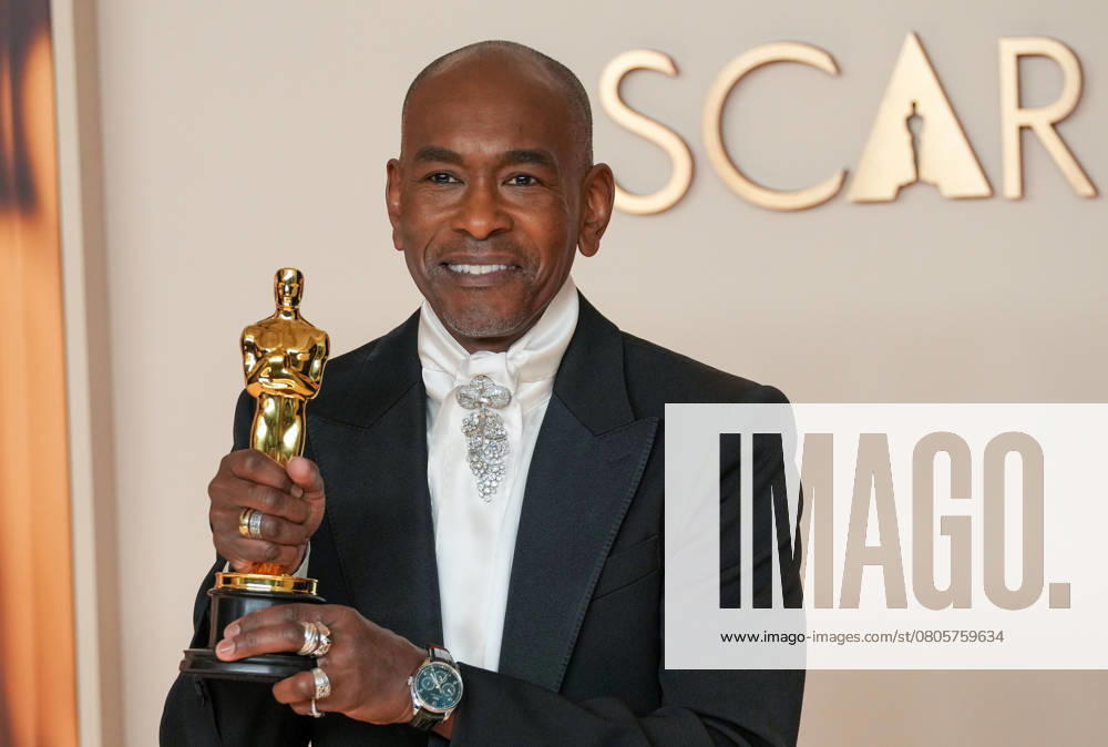 Paul Tazewell of Wicked celebrates his Oscar for best costume design during the 97th Academy Awards in the Hollywood section of Los Angeles on Sunday, March 2, 2025. LAP20250302113 PATxBENIC