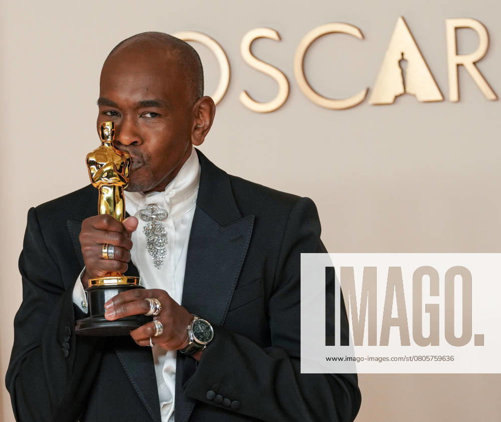 Paul Tazewell of Wicked celebrates his Oscar for best costume design during the 97th Academy Awards in the Hollywood section of Los Angeles on Sunday, March 2, 2025. LAP20250302114 PATxBENIC