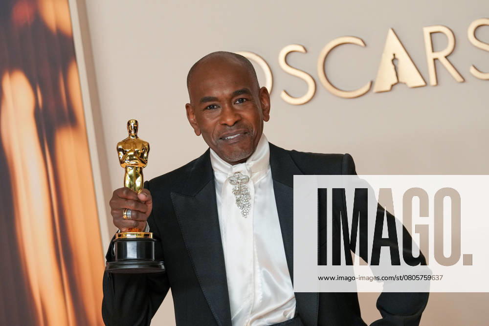 Paul Tazewell of Wicked celebrates his Oscar for best costume design during the 97th Academy Awards in the Hollywood section of Los Angeles on Sunday, March 2, 2025. LAP20250302115 PATxBENIC