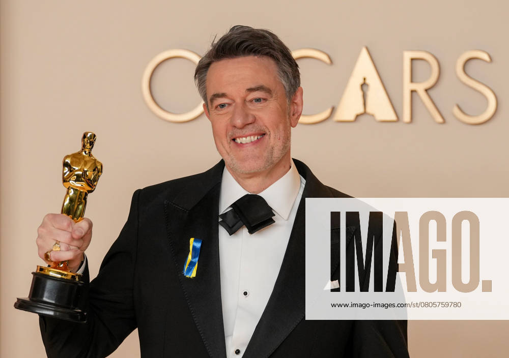 Peter Straughan of Conclave celebrates his Oscar for best adapted screenplay during the 97th Academy Awards in the Hollywood section of Los Angeles on Sunday, March 2, 2025. LAP20250302117 PATxBENIC
