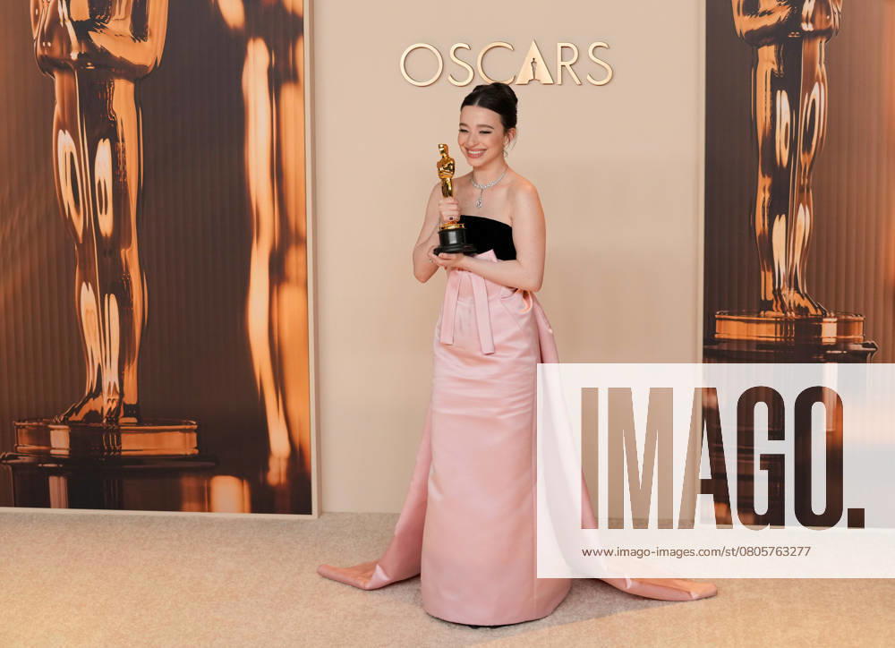 Best performance by an actress in a leading role winner Mikey Madison of Anora celebrates backstage during the 97th Academy Awards in the Hollywood section of Los Angeles on Sunday, March 2, 2025. LAP20250302176 PATxBENIC