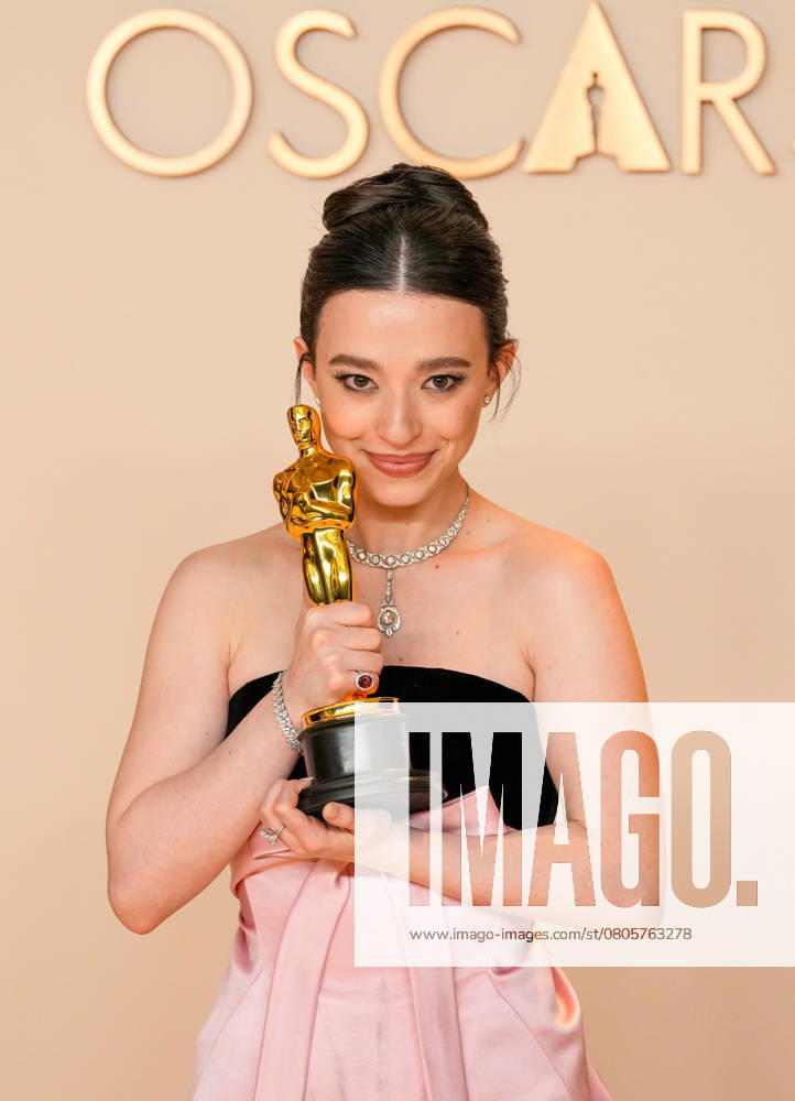Best performance by an actress in a leading role winner Mikey Madison of Anora celebrates backstage during the 97th Academy Awards in the Hollywood section of Los Angeles on Sunday, March 2, 2025. LAP20250302177 PATxBENIC