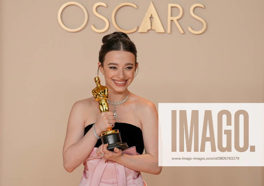 Best performance by an actress in a leading role winner Mikey Madison of Anora celebrates backstage during the 97th Academy Awards in the Hollywood section of Los Angeles on Sunday, March 2, 2025. LAP20250302178 PATxBENIC