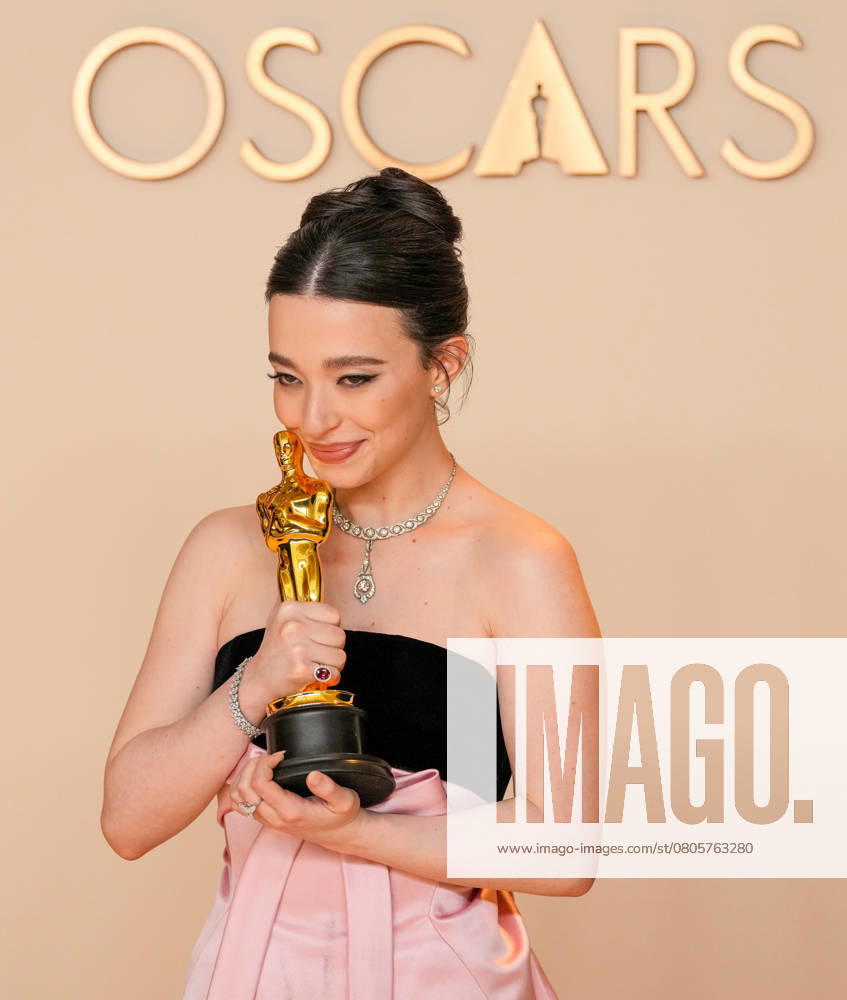 Best performance by an actress in a leading role winner Mikey Madison of Anora celebrates backstage during the 97th Academy Awards in the Hollywood section of Los Angeles on Sunday, March 2, 2025. LAP20250302179 PATxBENIC