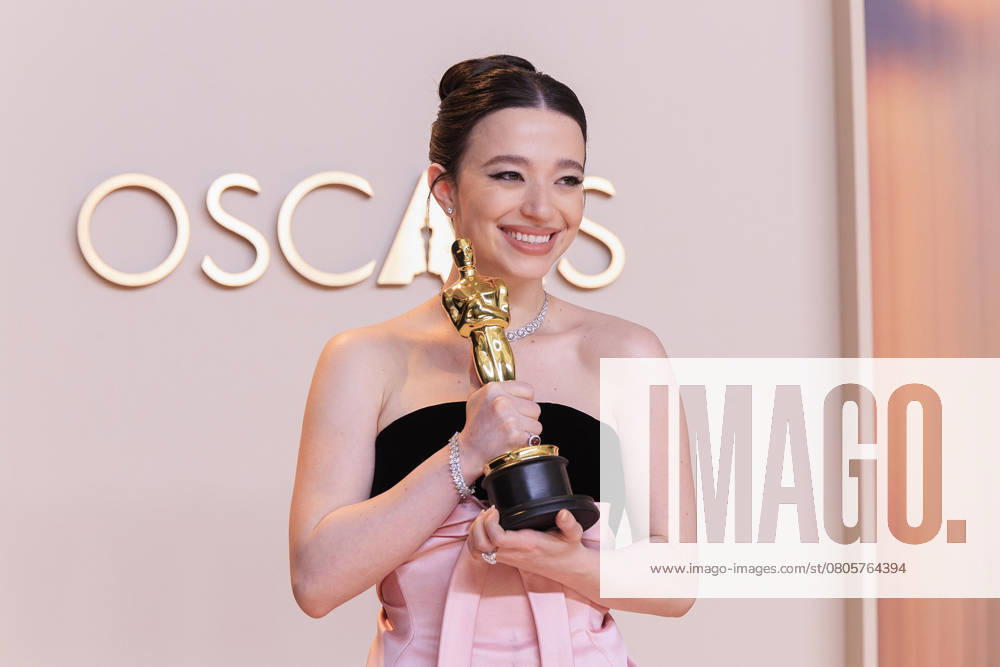 Entertainment Themen der Woche KW09 March 2, 2025, Hollywood, California, USA: Mikey Madison, winner of the Best Actress award for Anora poses in the press room of the 97th Annual Academy Awards on Sunday March 2, 2025 at the Dolby Theater in Hollywood, California. BURT HARRIS BNS PI Hollywood USA - ZUMAp124 20250302_zaa_p124_368
