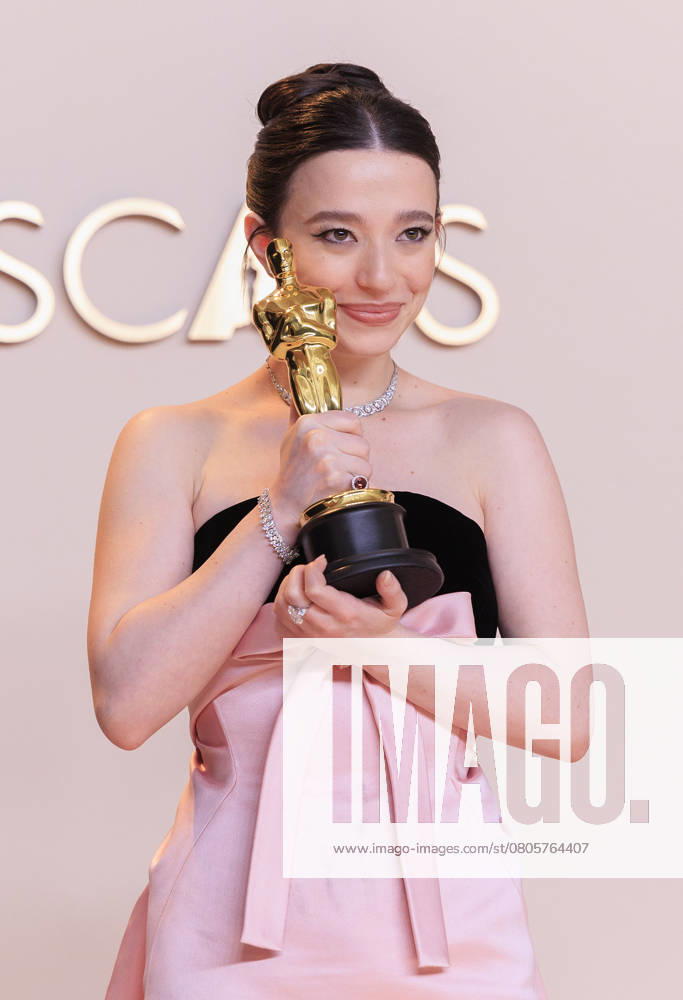Mikey Madison, winner of the Best Actress award for Anora poses in the press room of the 97th Annual Academy Awards on Sunday March 2, 2025 at the Dolby Theater in Hollywood, California. BURT HARRIS BNS PI Hollywood USA - ZUMAp124 20250302_zaa_p124_371