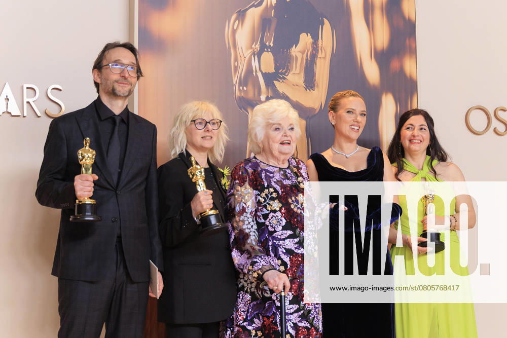 Pierre Olivier Persin, Sto phanie Guillon, and Marilyne Scarselli, winners of the Best Makeup and Hairstyling for â€oeThe Substanceâ€Â, pose with June Squibb and Scarlett Johansson in the press room of the 97th Annual Academy Awards on Sunday March 2, 2025 at the Dolby Theater in Hollywood, California. BURT HARRIS BNS PI Hollywood USA - ZUMAp124 20250302_zaa_p124_486
