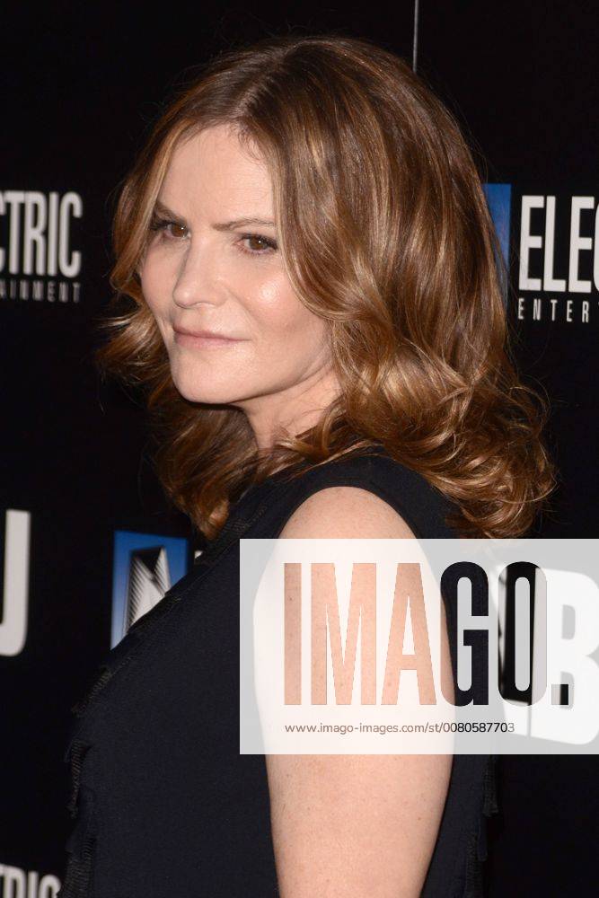 LOS ANGELES - OCT 24: Jennifer Jason Leigh at the LBJ World Premiere at the ArcLight Theater on October 24, 2017 in Los Angeles, CA