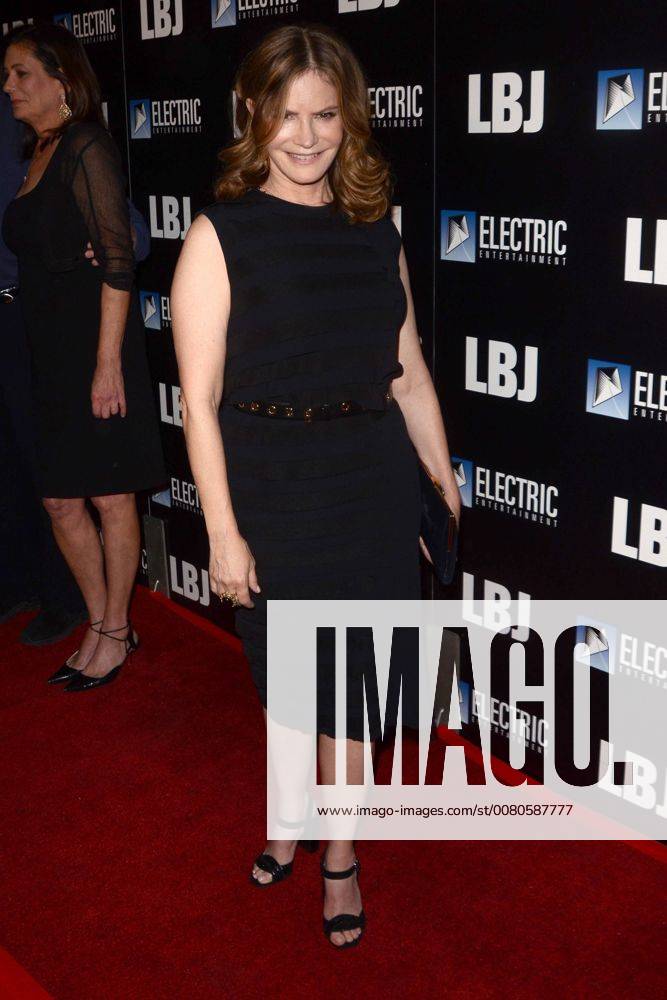 LOS ANGELES - OCT 24: Jennifer Jason Leigh at the LBJ World Premiere at the ArcLight Theater on October 24, 2017 in Los Angeles, CA
