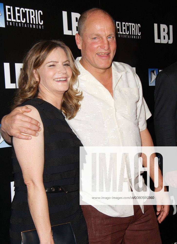 Los Angeles, CA, U.S. - 24 October 2017 - Los Angeles, California - Jennifer Jason Leigh and Woody Harrelson. â€oeLBJ†World Premiere held at ArcLight Hollywood in Los Angeles. Photo Credit: AdMedia Los Angeles U.S. - ZUMAa123 20171025_zaa_a123_019
