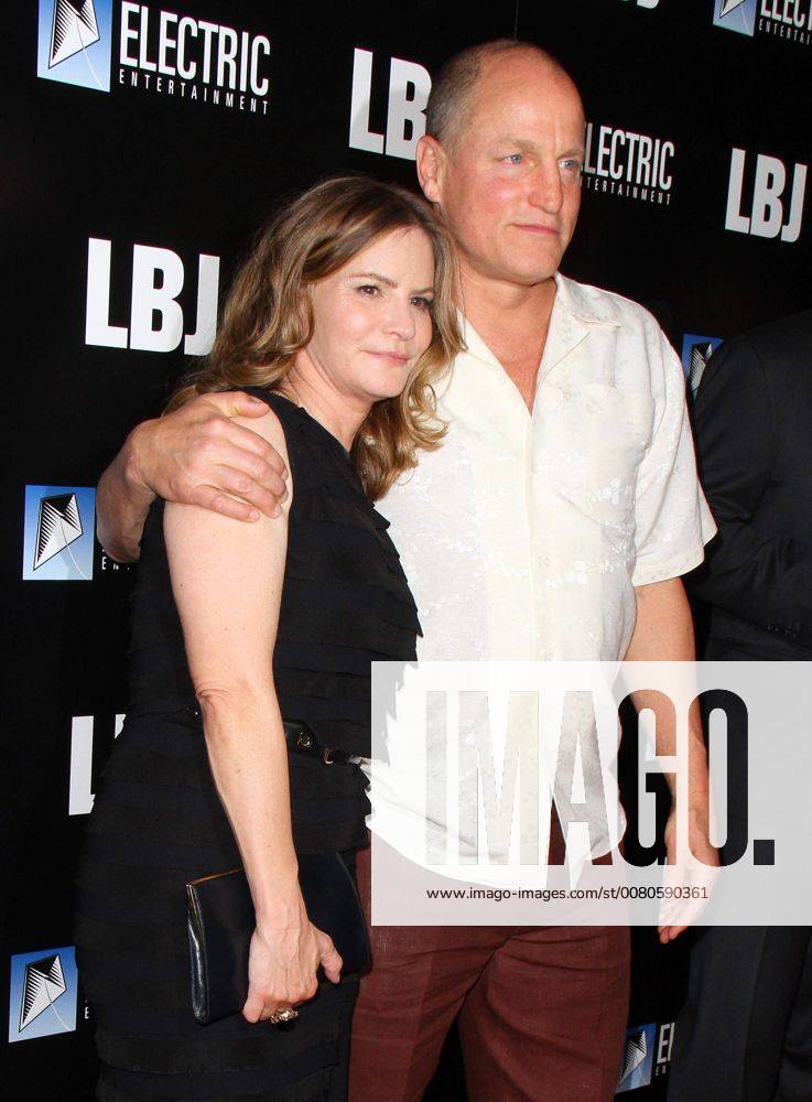 Los Angeles, CA, U.S. - 24 October 2017 - Los Angeles, California - Jennifer Jason Leigh and Woody Harrelson. â€oeLBJ†World Premiere held at ArcLight Hollywood in Los Angeles. Photo Credit: AdMedia Los Angeles U.S. - ZUMAa123 20171025_zaa_a123_020