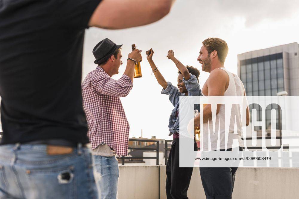 Friends having a rooftop party model released Symbolfoto UUF11477