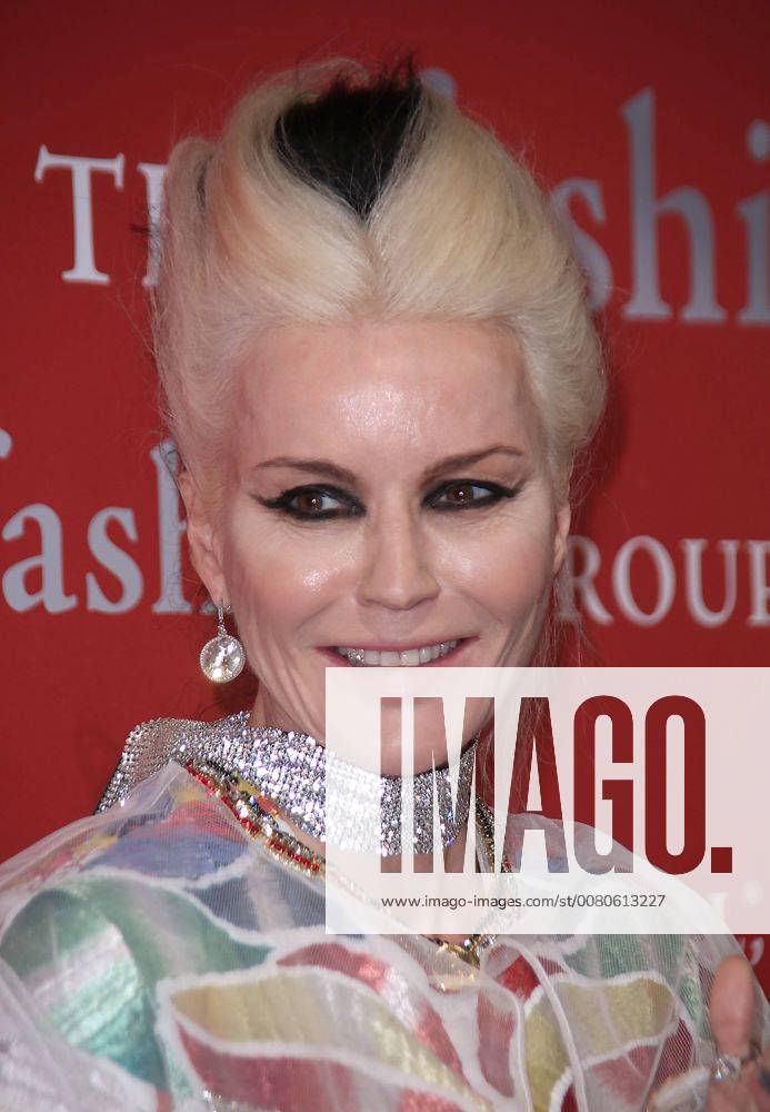 New York, N.Y, USA - DAPHNE GUINNESS attends the 34th Annual Fashion Group International s Night of Stars. Modern Voices .Cipriani Wall Street,NYC.October 26, 2017.Photos by , Globe Photos Inc. New York USA - ZUMAms4_ 20171026_zaa_ms4_010