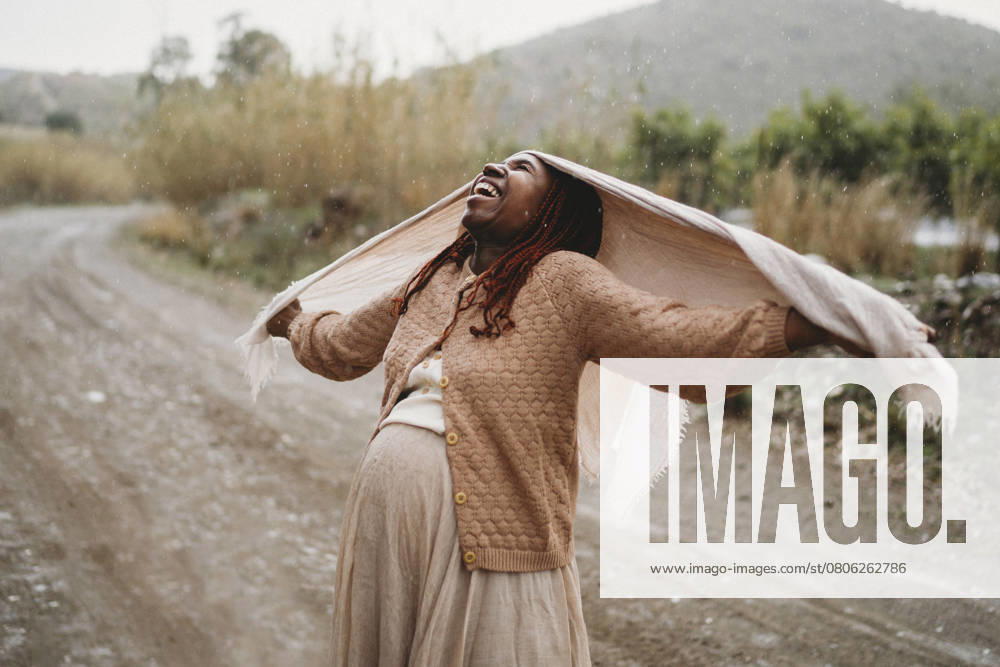 Happy black pregnant woman dancing in rain feeling joy Shenandoah, Virginia, United States CR_TANI250303-1668861-01 ,model released, Symbolfoto