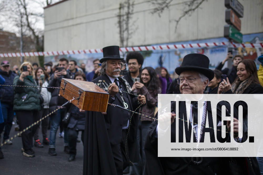 Members of the Sardine brotherhood make the coffin of the sardine dance, during the celebration of the Burial of the Sardine parade that toured the streets of Madrid . The Burial of the Sardine festivity is a funeral procession that is celebrated every Ash Wednesday, to say goodbye to the carnival week and dates back to the 18th century and marks the forty days prior to the arrival of Holy Week. Madrid Spain - ZUMAs197 20250305_aaa_s197_124