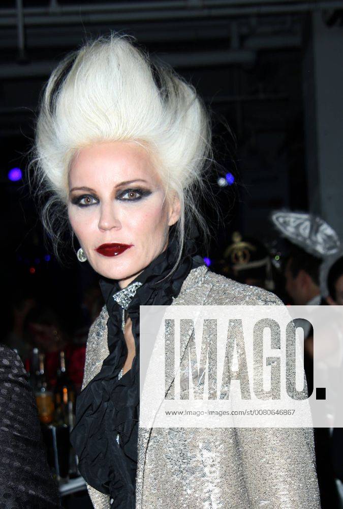 New York, N.Y, USA - DAPHNE GUINNESS attends the Naked Heart Foundation amfAR event.Skylight Clarkson North, NYC.October 28, 2017.Photos by , Globe Photos Inc. New York USA - ZUMAms4_ 20171028_zaa_ms4_012