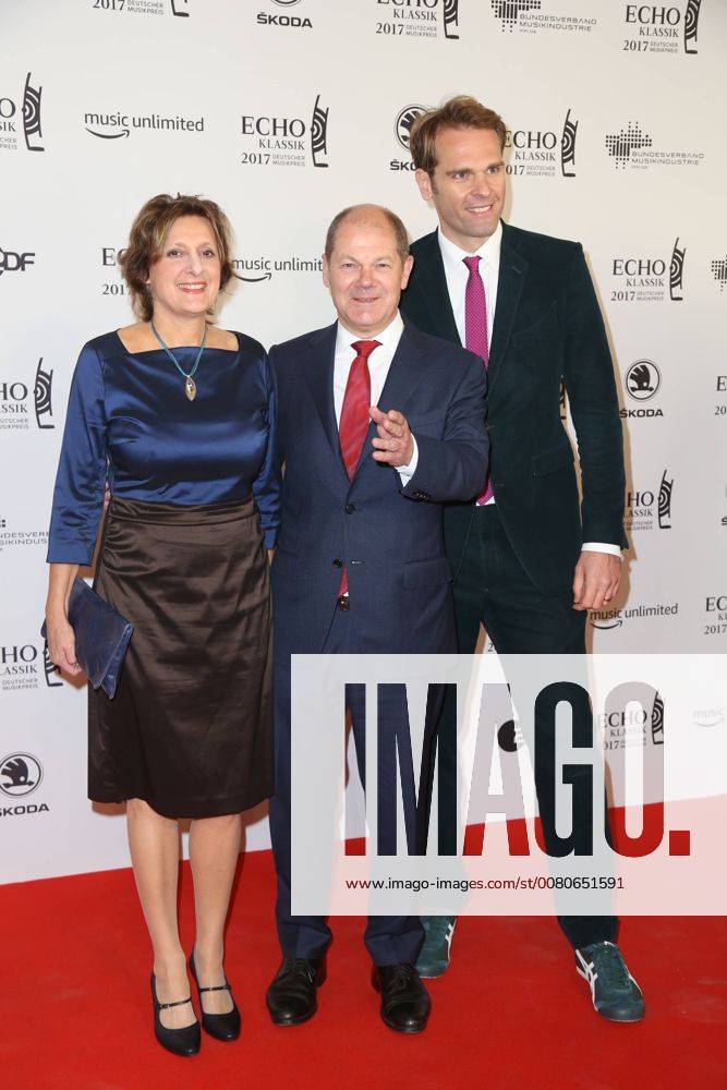 Hamburg Britta Ernst and Olaf Scholz with Florian press of BVMI Echo Classical 2017 award Ceremony in the Elbphilharmonie in Hamburg at 29 10 2017