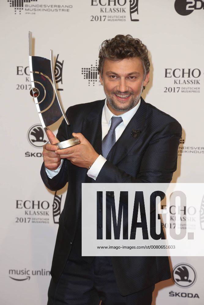 Hamburg Jonas Kaufmann with the Echo in the Hand Echo Classical 2017 award Ceremony in the Elbphilharmonie in Hamburg at 29 10 2017