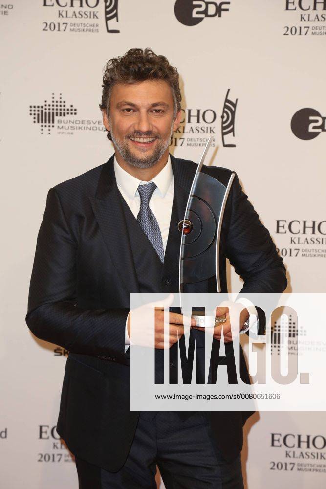 Hamburg Jonas Kaufmann with the Echo in the Hand Echo Classical 2017 award Ceremony in the Elbphilharmonie in Hamburg at 29 10 2017