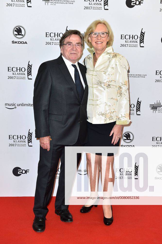 Elmar Wepper and his Wife Anita at the award Ceremony of Echo Classical at 29 10 2017 in Hamburg Echo Classical 2017 in Hamburg
