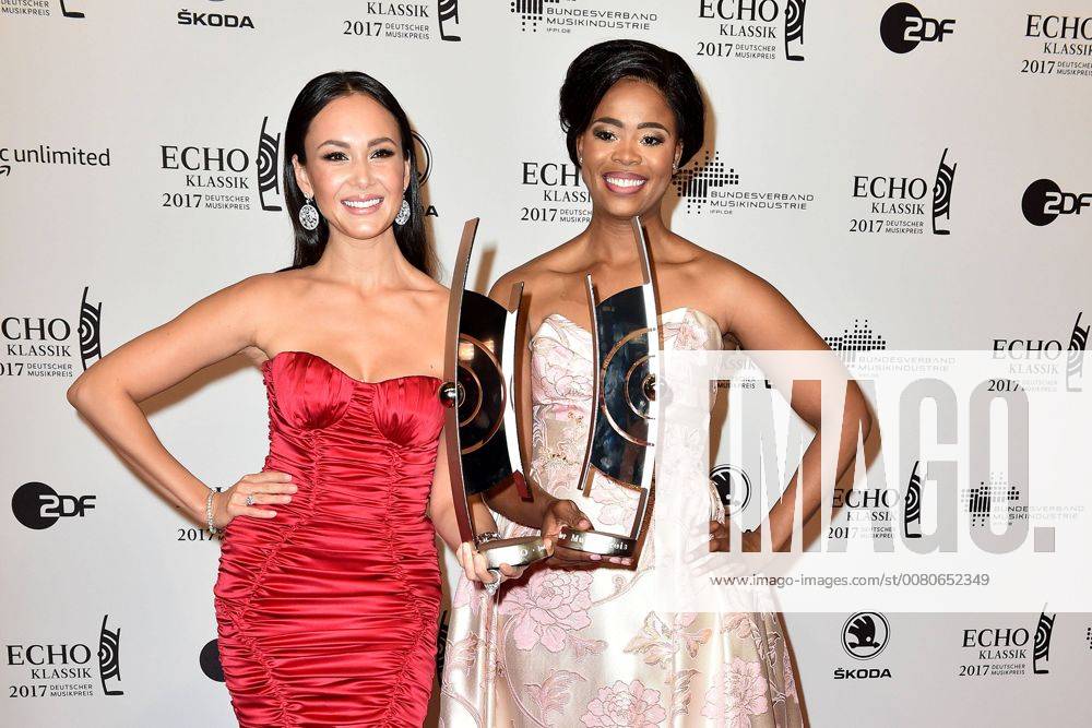 The both Prizewinners Aida Garifullina and Pretty Yende at the award Ceremony of Echo Classical at 29 10 2017 in Hamburg Echo Classical 2017 in Hamburg