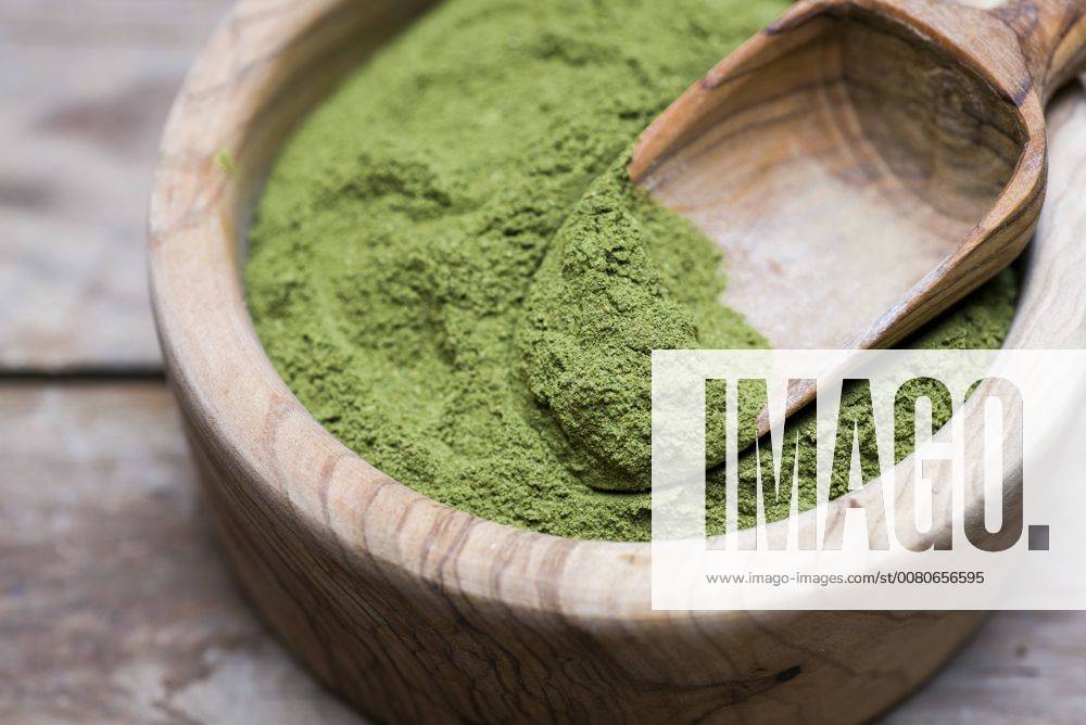 Wooden bowl of organic Moringa powder CZF00308