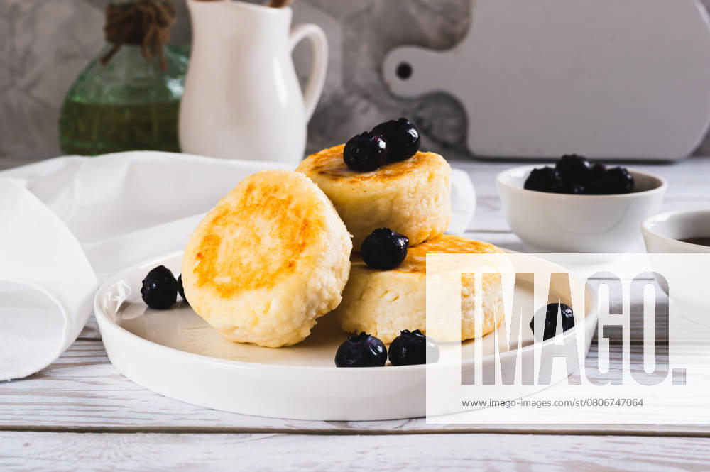 IMAGO Creative, Food, High Protein Frühstück Sweet cottage cheese pancakes and berries on a plate on the table Sweet cottage cheese pancakes and berries on a plate on the table
