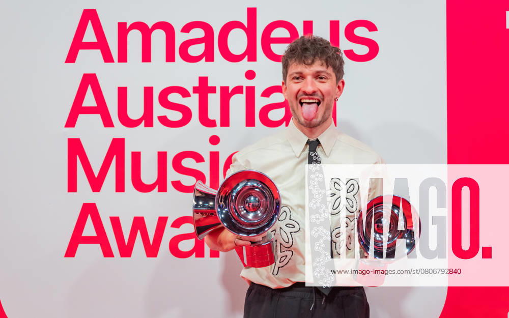 20250307 Red Carpet Verleihung 25. Amadeus Austrian Music Awards WIEN, OESTERREICH - 07. MAERZ: Preistraeger von 3 Amadeus Austria Music Awards 2025 in der Kategorie -Song des Jahres praesentiert von Hitradio Oe3-, Genre-Kategorie -Pop Rock- Musiker und Entertainer und Kategorie -SongwriterIn des Jahres- praesentiert von akm austromechana Musiker und Entertainer Florian Gruber alias RIAN mit dem Song -Verwandtschaftstreffen- nach der Verleihung des 25. Amadeus Austria Music Awards 2025 in der MARX Halle am 07. Maerz 2025 in Wien, Oesterreich. 250307_SEPA_17_014