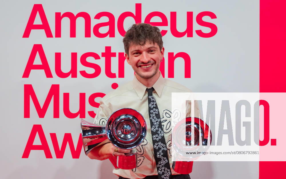 20250307 Red Carpet Verleihung 25. Amadeus Austrian Music Awards WIEN, OESTERREICH - 07. MAERZ: Preistraeger von 3 Amadeus Austria Music Awards 2025 in der Kategorie -Song des Jahres praesentiert von Hitradio Oe3-, Genre-Kategorie -Pop Rock- Musiker und Entertainer und Kategorie -SongwriterIn des Jahres- praesentiert von akm austromechana Musiker und Entertainer Florian Gruber alias RIAN mit dem Song -Verwandtschaftstreffen- nach der Verleihung des 25. Amadeus Austria Music Awards 2025 in der MARX Halle am 07. Maerz 2025 in Wien, Oesterreich. 250307_SEPA_17_015