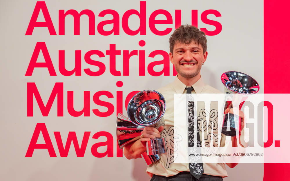 20250307 Red Carpet Verleihung 25. Amadeus Austrian Music Awards WIEN, OESTERREICH - 07. MAERZ: Preistraeger von 3 Amadeus Austria Music Awards 2025 in der Kategorie -Song des Jahres praesentiert von Hitradio Oe3-, Genre-Kategorie -Pop Rock- Musiker und Entertainer und Kategorie -SongwriterIn des Jahres- praesentiert von akm austromechana Musiker und Entertainer Florian Gruber alias RIAN mit dem Song -Verwandtschaftstreffen- nach der Verleihung des 25. Amadeus Austria Music Awards 2025 in der MARX Halle am 07. Maerz 2025 in Wien, Oesterreich. 250307_SEPA_17_016