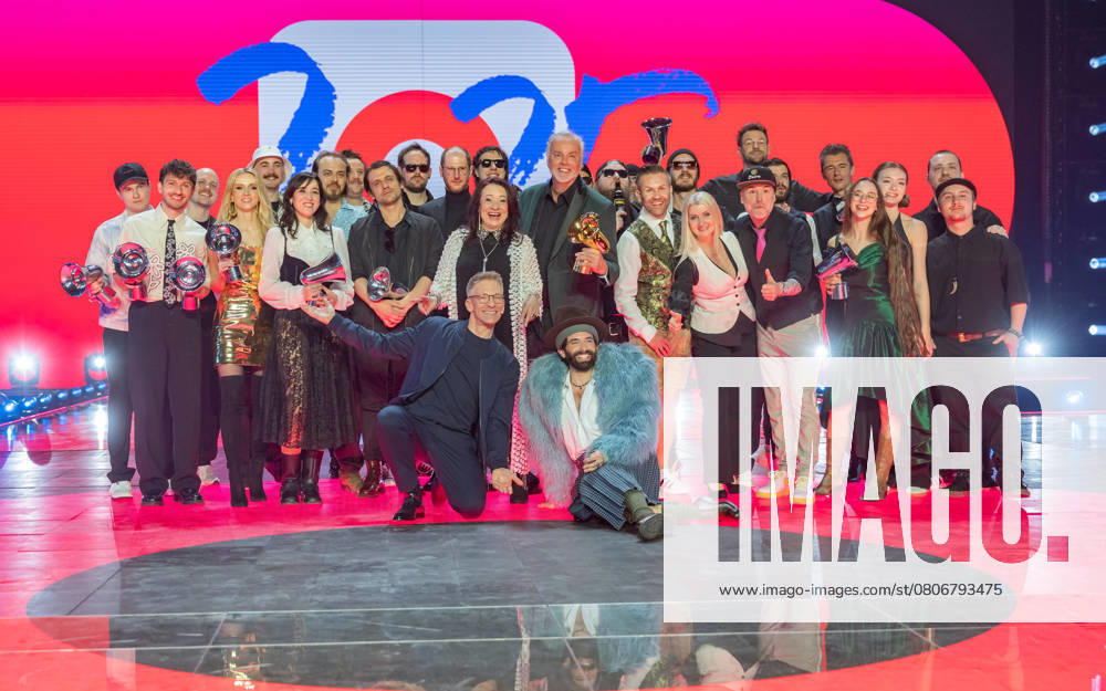 20250307 Red Carpet Verleihung 25. Amadeus Austrian Music Awards WIEN, OESTERREICH - 07. MAERZ: Gruppenbild mit allen PreistraegerInnen, Radio- und Fernsehmoderator und Host des Abends Andreas -Andi- Knoll und Musiker, Saenger, Schauspieler und Host des Abends Thomas -Tom- Neuwirth alias Conchita Wurst nach der Show anslaesslich der Verleihung des 25. Amadeus Austria Music Awards 2025 in der MRX Halle am 07. Maerz 2024 in Wien, Oesterreich. 250307_SEPA_17_001