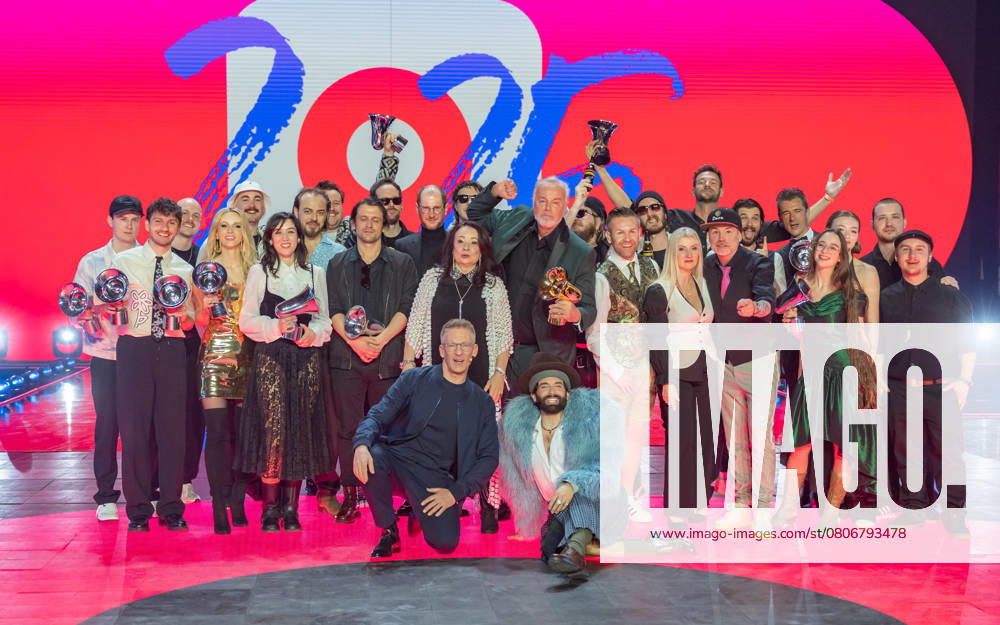20250307 Red Carpet Verleihung 25. Amadeus Austrian Music Awards WIEN, OESTERREICH - 07. MAERZ: Gruppenbild mit allen PreistraegerInnen, Radio- und Fernsehmoderator und Host des Abends Andreas -Andi- Knoll und Musiker, Saenger, Schauspieler und Host des Abends Thomas -Tom- Neuwirth alias Conchita Wurst nach der Show anslaesslich der Verleihung des 25. Amadeus Austria Music Awards 2025 in der MRX Halle am 07. Maerz 2024 in Wien, Oesterreich. 250307_SEPA_17_002