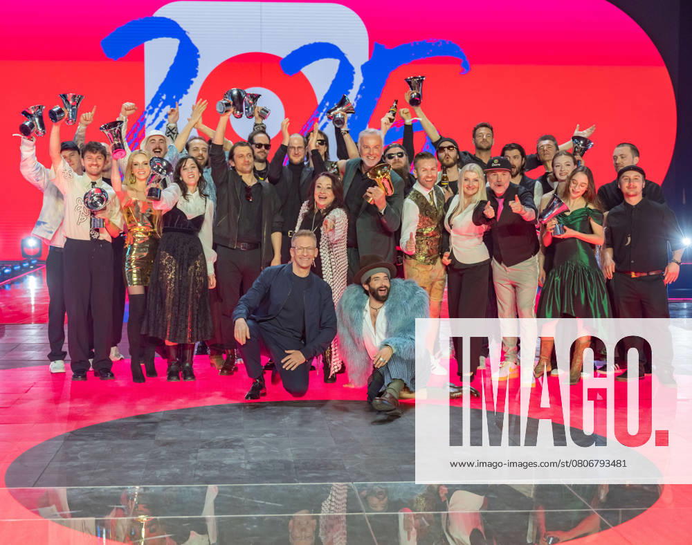 20250307 Red Carpet Verleihung 25. Amadeus Austrian Music Awards WIEN, OESTERREICH - 07. MAERZ: Gruppenbild mit allen PreistraegerInnen, Radio- und Fernsehmoderator und Host des Abends Andreas -Andi- Knoll und Musiker, Saenger, Schauspieler und Host des Abends Thomas -Tom- Neuwirth alias Conchita Wurst nach der Show anslaesslich der Verleihung des 25. Amadeus Austria Music Awards 2025 in der MRX Halle am 07. Maerz 2024 in Wien, Oesterreich. 250307_SEPA_17_003
