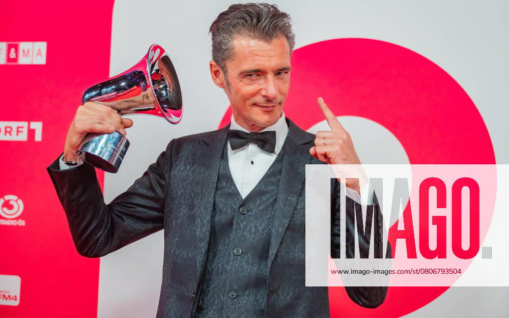 20250307 Red Carpet Verleihung 25. Amadeus Austrian Music Awards WIEN, OESTERREICH - 07. MAERZ: Preistraeger des 25. Amadeus Austria Music Awards 2025 in der Genre-Kategorie -Jazz Worl Blues- Musiker, Komponist und Musikproduzent alias Herbert Pixner Projekt nach der Verleihung des 25. Amadeus Austria Music Awards 2025 in der MARX Halle am 07. Maerz 2025 in Wien, Oesterreich. 250307_SEPA_17_026