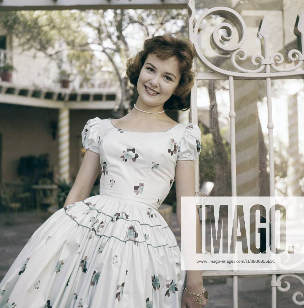 Shelley Fabares, late 1950s. ph: Leon Beauchemin TV Guide courtesy Everett CollectionP4DSHFA EC001 PUBLICATIONXNOTxINxCANxCHNxFRAxITAxJPNxNORxPOLxRUSxESPxUKxUSA