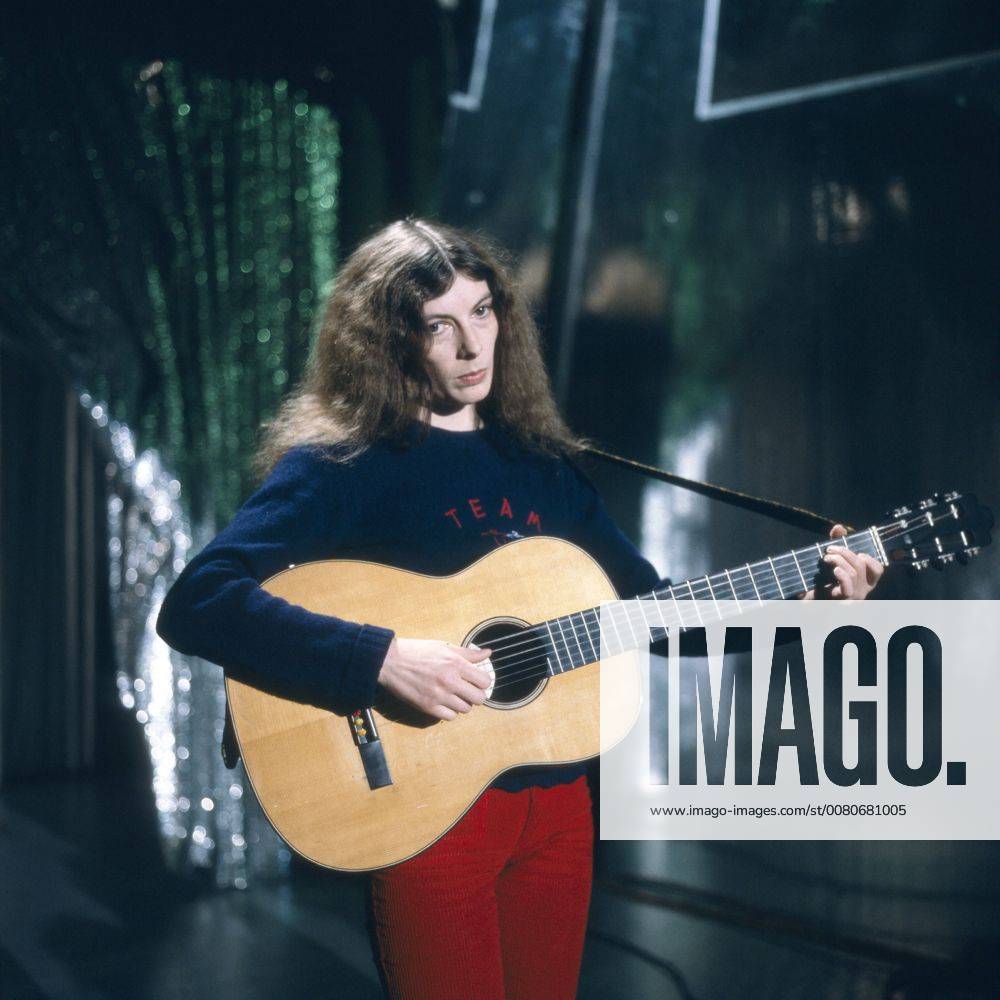 Die deutsche Liedermacherin und Lyrikerin Bettina Wegner, Deutschland 1980er Jahre. German singer and song writer Bettina Wegner, Germany 1980s. UnitedArchives00024736