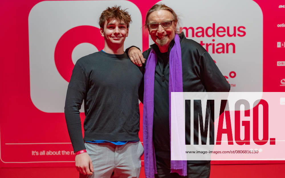 20250307 Red Carpet Verleihung 25. Amadeus Austrian Music Awards WIEN, OESTERREICH - 07. MAERZ: Filmproduzent, Regisseur und Autor Rudolf -Rudi- Dolezal (R.) mit seinem Sohn Benjamin bei ihrer Ankunft am Redcarpet anlaesslich der Verleihung des 25. Amadeus Austria Music Awards 2025 in der MARX Halle am 07. Maerz 20253 in Wien, Oesterreich. 250307_SEPA_17_029