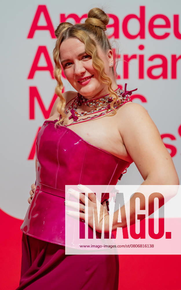 20250307 Red Carpet Verleihung 25. Amadeus Austrian Music Awards WIEN, OESTERREICH - 07. MAERZ: Saengerin, Schauspielerin und Comedienne Gini Lampl alias Billie Steirish bei ihrer Ankunft am Redcarpet anlaesslich der Verleihung des 25. Amadeus Austria Music Awards 2025 in der MARX Halle am 07. Maerz 20253 in Wien, Oesterreich. 250307_SEPA_17_037